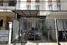 Rumah 3 Lantai Furnish Lebar Jalan 2mobil Cluster Taman Ratu Jakarta Barat