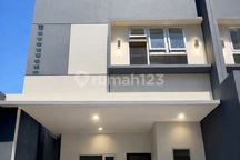 Jarang Ada! Rumah Baru Huk 6X11 Strategis Tanjung Duren Hadap Timur