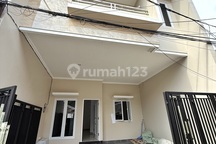 Rumah Baru Carport 2 Mobil Bebas Banjir Row Jalan 1 Mobil Tanjung Duren Jakarta Barat