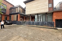 Rumah Hoek Mewah dengan Basement dan Kolam Renang Kebayoran Lama Jakarta Selatan