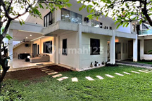 Rumah Hoek Super Luas di Kebayoran Baru - Belakang Senayan City!