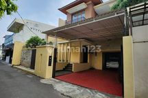 Rumah Siap Huni di Kemang Ada Kolam Renang SHM Bebas Banjir
