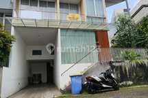 Rumah Minimalis 3 Lantai Furnished di Kemang, Jakarta Selatan SHM