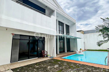 Rumah 2 Lantai di Bangka Kemang Jakarta Selatan Private Pool SHM