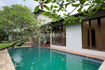 Rumah Tropical Rasa Resort Bali di Pejaten Kemang Jakarta Selatan