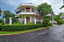 Rumah Hook di Bukit Cinere Indah Kompleks Besar Bagus Asri SHM