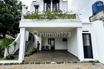 Townhouse Baru Depan View Taman Kota di Ciganjur Jagakarsa SHM