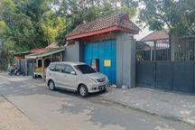 RUMAH DAN GUDANG TERAWAT LOKASI STRATEGIS DI PARE KEDIRI  