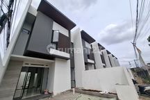 Rumah Siap Huni Dekat LRT, Bebas Banjir