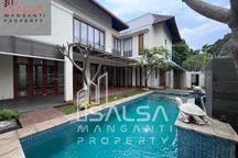 FOR RENT HOUSE DEKAT SEKOLAH PRANCIS DAN DEKAT MRT CIPETE LOKASI TENANG DAN STRATEGIS RUMAH TROPICAL DAN SIAP HUNI HARGA 750 JUTA DENGAN 4 BEDROOM AREA GAHARU CIPETE JAKARTA A SELATAN