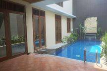 Sewakan Rumah Hoek Full Furnish + Pool Di Larangtapa Kota Baru Parahyangan Bandung