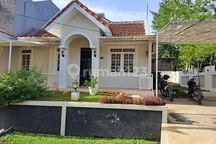 Disewakan Rumah Posisi Hoek Taman Luas Samping