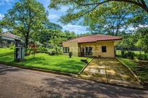 Rumah Disewakan dengan Taman Yg Luas Cluster Like Sid