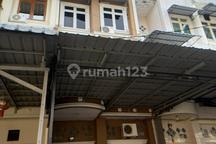 Rumah Dalam Komplek Inti Kota Daerah Adam Malik Sekip