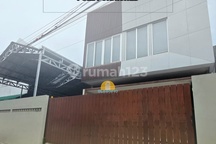 Disewakan Rumah Dekat Akpol Bangunan Baru Fasilitas Pool