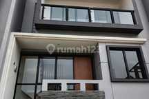 Rumah 2 Lantai - Peaceful Surroundings With Green Views