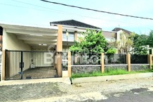 Rumah Luas Desain Modern di Bukit Dieng