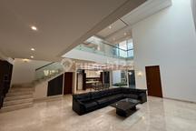 Dijual rumah 4 kamar tidur di Mega Kuningan