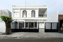 Rumah Baru Open Space Ada Taman Dalam Cluster One Gate di BSD