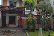 Rumah Minimalis 2 Lantai Konsep Pribadi Elit di Graha Family Sby