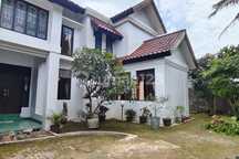 Rumah bagus siap Huni 3 lantai,lingkungan yang masih asri,jalananan besar dan nyaman,dekat dengan Fasilitas Umum.