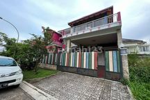 Rumah 2 Lantai Siap Huni,Bonus Ada 7 Pintu Kost-Kosan Setiap Bulan Ada Income.cocok untuk Tempat Tinggal dan Usaha,Depan Green Area,Cluster Elite,Paling Depan di Sentul ,Akses Startegis 5 Menit Dari Exit Toll dan Aeon Mall Sentul City,Legalitas SHM.