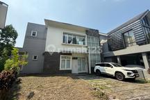 Rumah mewah cantik siap Huni,semi Furnish,lingkungan asri,Best View Golf dibelakang,Best View Gunung, 8 menit dari Aeon Mall Sentul City.lantai Downsloape