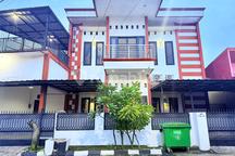 Rumah Mewah 2 Lantai,Siap Huni,Lingkungan Asri dan Nyaman. Dekat Mall Ccm Cibinong Bogor, Legalitas SHM. Perumahan Nirwana Estate