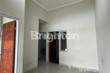 DIJUAL RUMAH TENGAH KOTA BERNUANSA MINIMALIS  LOKASI DALAM PERUMAHAN REGENCY AMAN NYAMAN HARGA NEGO