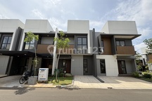 Disewakan Rumah di Summarecon Crown Gading dengan Kitchen Set dan Ac