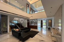 Rumah Menteng Modern Lokasi Prime Bentuk Kotak