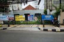 Rumah Menteng Jalan Raya Under Market bisa Bangun Gedung 4 Lantai