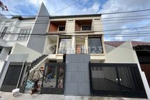 Rumah Baru 3 Lantai Lokasi Strategis di Tomang