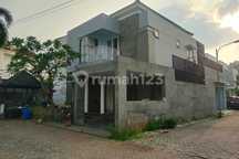 Rumah Hoek Ada Kolam Renang dekat stasiun LRT Cibubur jual Murah 