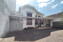 Rumah Klasik Kolonial Di Tengah Kota