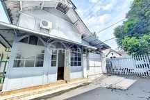 Rumah Kolonial Belanda Di Tengah Kota