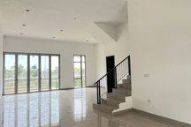Jarang Ada! Dijual Cepat Rumah Hadap Danau PIK 2, 4 Kamar, 250m2
