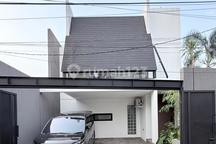 Rumah Modern Design, 2 Lantai, SHM, di Cilandak,