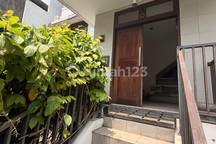 "Rumah Mewah 3 Lantai di Tulodong - Lokasi Premium Kebayoran Baru