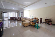 Rumah 2,5 Lantai Taman Ratu Semi Furnished Hadap Selatan 257M2