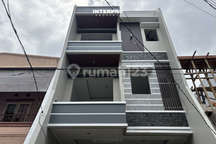 Rumah Brand New 3 Lantai Dijual Tomang Hadap Barat Laut - 90M2