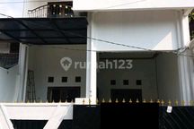 Harga Murah. Rumah 3 Lantai di Kelapa Gading(Aj3103b)