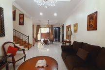 Rumah 2 Lantai Bagus Utara SHM di Jalan bukit Cinere
