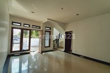 Kontrakan Rumah 2 Lantai Bagus SHM Utara Cinere Depok