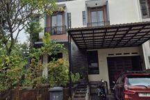 Disewakan Rumah 3 Lantai Furnished Sangat Menarik Di Bona Indah
