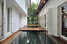 Rumah Mewah Furnished Sangat Terawat Jalan Lebar Rindang