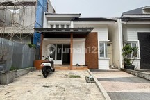 Disewakan Rumah Unfurnished Luas 154M2, Kamar 4, Carpot 2 Mobil, Akses 2Km Langsung Tol Tambun, 1Km Dari Mall Living World Grand Wisata