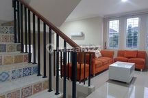 Disewakan Rumah Full Furnished  Kamar 3+1 Fasilitas Kolamrenang Dan Private Gym Hanya 20m Dari Mall Living World Grandwisata Bekasi