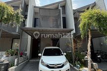 Disewakan Rumah 2 Lantai Full Furnished 2+1 Kamar Tidur, 300 Meter Dari Mall Living World Grand Wisata, Bekasi