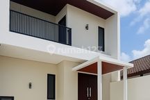 Rumah Modern Minimalis 2 Lantai di Tengah Kota Ada Balkon